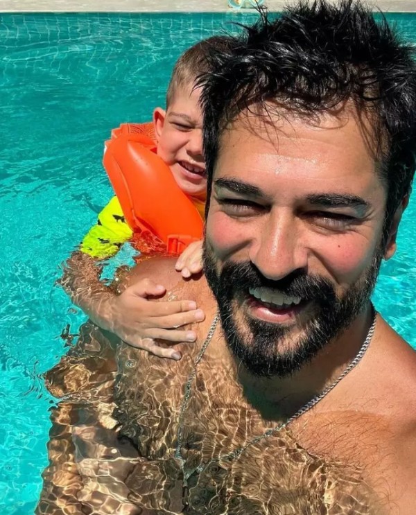 Burak Özçivit, oğlu ile havuz keyfi yaptı